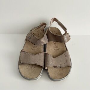 Fly Flot Sandals